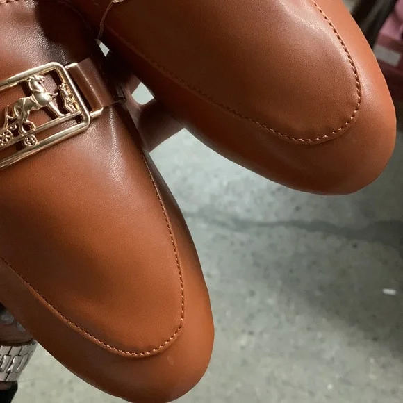 Women’s Gold Buckle Detail Backless Loafer im Brown Faux Leather - Flat Mules - Picture 5 of 7